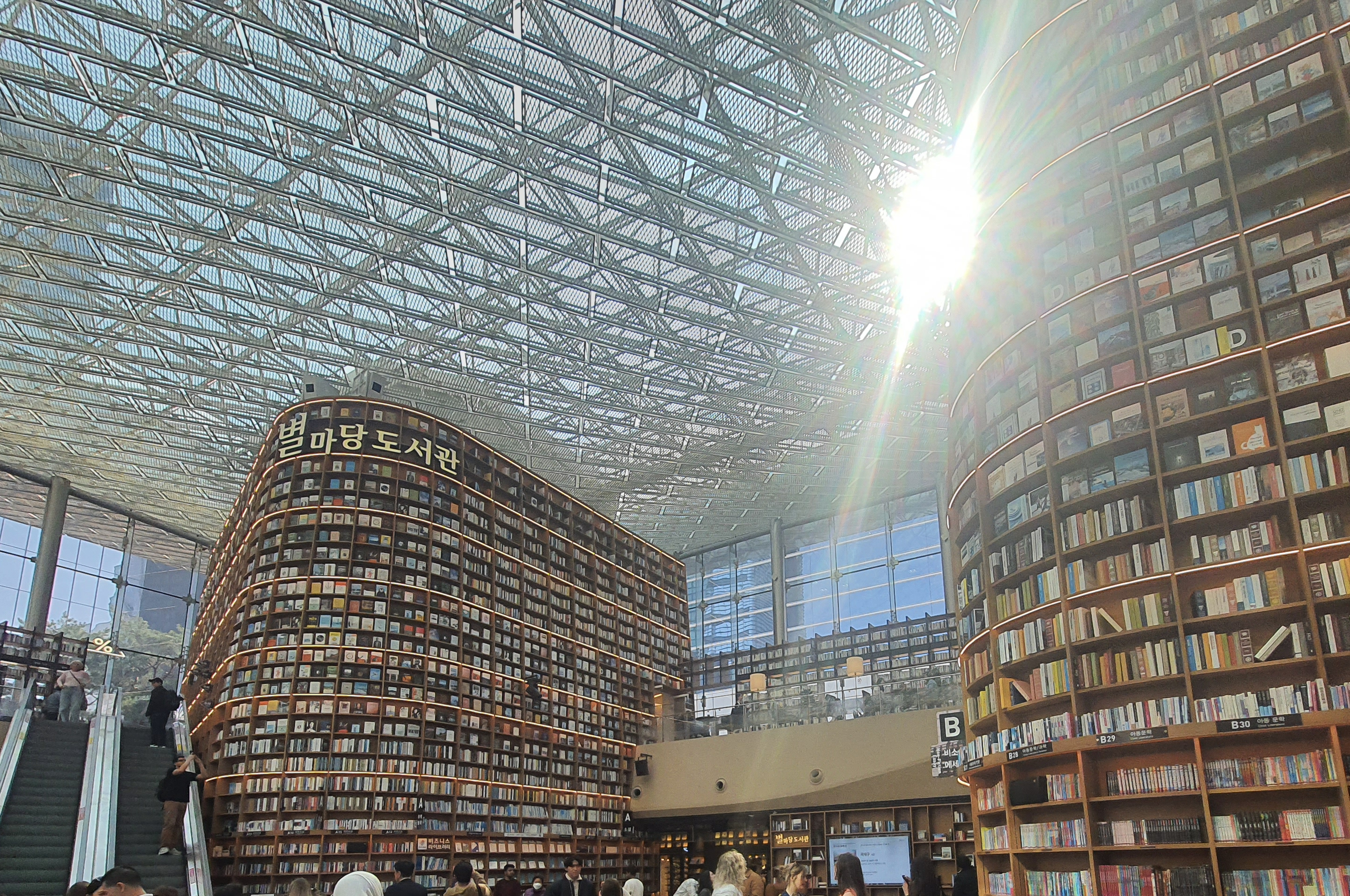Starfield Library, Seoul: Menjanjikan Kelainan